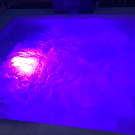 Vivienda Con Piscina Jacuzzi Apartmán