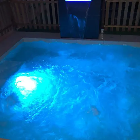 Vivienda Con Piscina Jacuzzi Apartmán